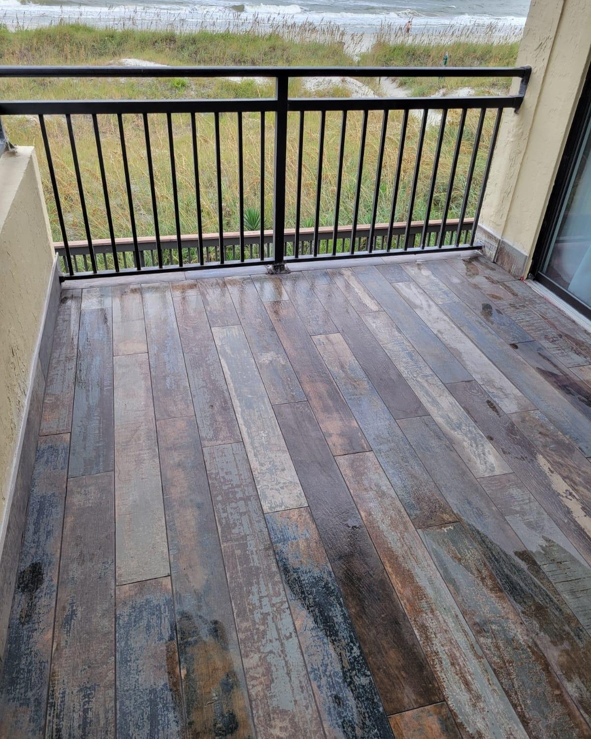 Outdoor flooring with grain texture