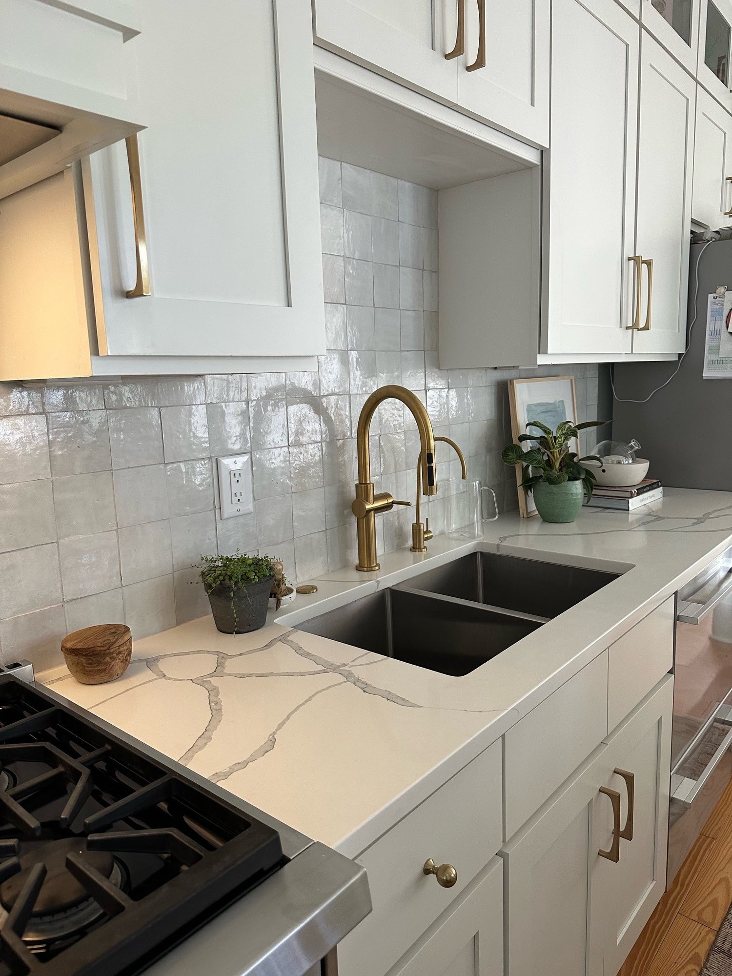 A kitchen with golf hardware and rectangle backsplash