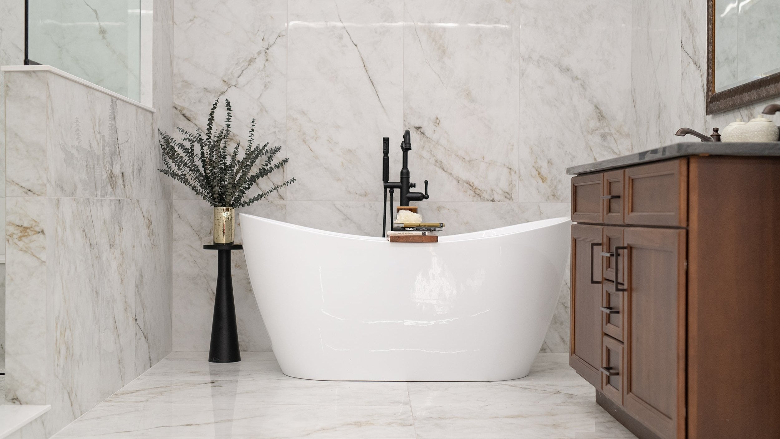 Curazo Reno Vignette with white free standing tub